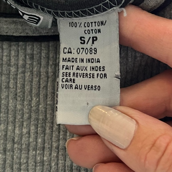 Cropped ribbed grey tank with black accents - Picture 3 of 4